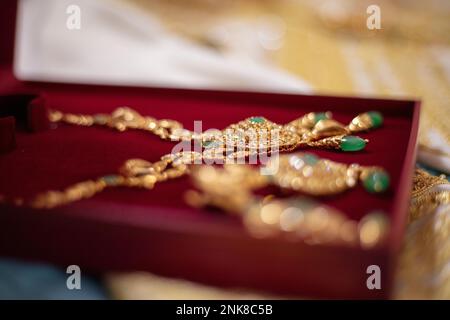 Gioielli d'oro presentati alla sposa marocchina nella sua notte di nozze Foto Stock