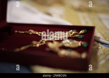 Gioielli d'oro presentati alla sposa marocchina nella sua notte di nozze Foto Stock