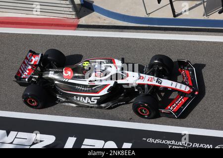 27 HULKENBERG Nico (ger), Haas F1 Team VF-23 Ferrari, azione durante la Formula 1 Armco test pre-stagione 2023 del Campionato Mondiale FIA di Formula uno 2023 dal 23 al 25 febbraio 2023 sul circuito Internazionale del Bahrain, a Sakhir, Bahrain - Foto DPPI Foto Stock