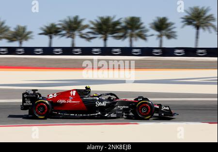 24 ZHOU Guanyu (chi), Alfa Romeo F1 Team Stake C43, azione durante la Formula 1 Armco test pre-stagione 2023 del Campionato Mondiale FIA di Formula uno 2023 dal 23 al 25 febbraio 2023 sul circuito Internazionale del Bahrain, a Sakhir, Bahrain - Foto DPPI Foto Stock