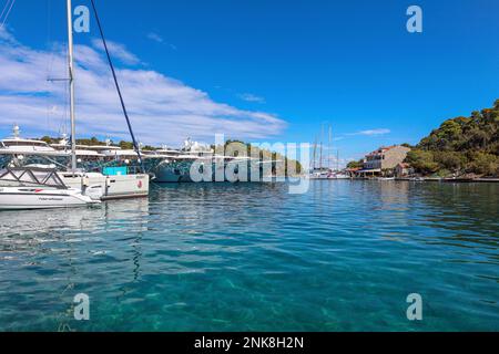 Barche a vela ormeggiate in una baia sul mare Adriatico. Marina di Pomena, Parco Nazionale di Mljet, Isola di Mljet, Croazia Foto Stock