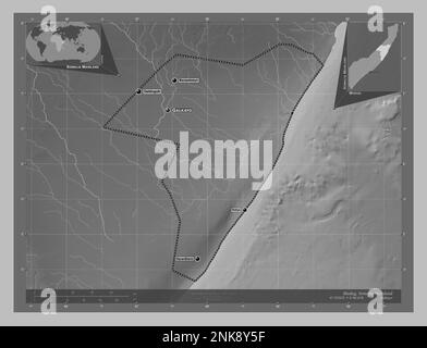 Mudug, regione della Somalia continentale. Mappa in scala di grigi con laghi e fiumi. Località e nomi delle principali città della regione. Angolo ausiliario Foto Stock