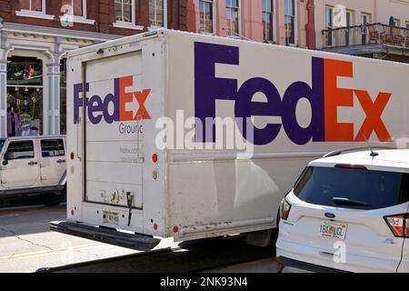 Galveston, Texas - Febbraio 2023: Il camion FedEx Federale Express si fermò su una strada cittadina per effettuare una consegna Foto Stock