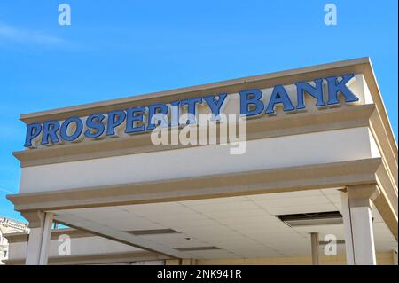 Galveston, Texas - 2023 febbraio: Firma sulla tettoia di un ramo drive-through della banca della prosperità nel centro della città Foto Stock