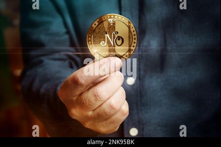 Sì o No scelta casuale di decisione e scommettere moneta d'oro in mano concetto astratto Foto Stock