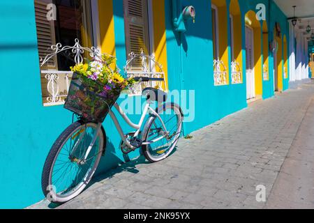 Colorata architettura coloniale del centro storico di Flores, Guatemala. Foto Stock