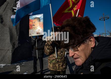 Mosca, Russia. 23rd febbraio 2023. Un uomo tiene un ritratto di Joseph Stalin durante un raduno tenuto dai sostenitori del Partito comunista russo per segnare difensore del vicino al Cremlino nella Piazza della Rivoluzione nel centro di Mosca, Russia. I difensori della Festa della Patria, celebrata in Russia il 23 febbraio, onorano l'esercito della nazione ed è una festa nazionale. Nikolay Vinokurov/Alamy Live News Foto Stock