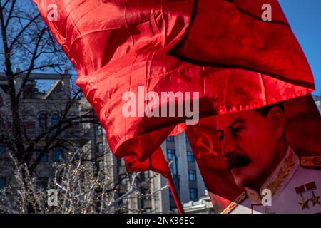 Mosca, Russia. 23rd febbraio 2023. Il sostenitore del partito comunista si riunisce con un'enorme copia del banner dell'URSS durante le celebrazioni nazionali del "Difensore della Festa della Patria" vicino al Cremlino nella Piazza della Rivoluzione a Mosca, in Russia. I difensori della Festa della Patria, celebrata in Russia il 23 febbraio, onorano l'esercito della nazione ed è una festa nazionale. Nikolay Vinokurov/Alamy Live News Foto Stock