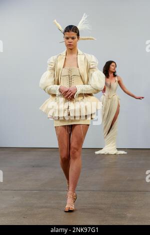 Londra, Regno Unito. 18th Feb, 2023. I modelli percorrono la pista alla sfilata di moda di Gyouree Kim durante la London Fashion Week AW23 al Fashion Scout, a East London. Credit: SOPA Images Limited/Alamy Live News Foto Stock