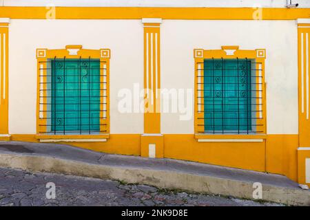 Colorata architettura coloniale del centro storico di Flores, Guatemala. Foto Stock