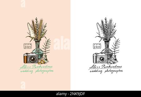Macchina fotografica e piante o fiori per le vacanze. Badge o logo del fotografo di nozze. Modello per studio, negozio d'epoca. Schizzo disegnato a mano per Illustrazione Vettoriale
