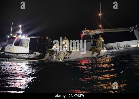 I marinai assegnati al gruppo 2 di smaltimento delle Ordinanze esplosive recuperano una mongolfiera di sorveglianza ad alta quota al largo della costa di Myrtle Beach, South Carolina, 5 febbraio 2023. EODGRU 2 è una parte fondamentale della forza di combattimento navale che elimina i pericoli esplosivi per fornire accesso alle aree negate; assicura il dominio sottomarino per la libertà di movimento; costruisce e promuove relazioni con partner di fiducia e protegge la patria. Sotto la direzione del presidente degli Stati Uniti e con il pieno sostegno del governo del Canada, aerei da combattimento statunitensi sotto gli Stati Uniti Northern Command Authority Foto Stock