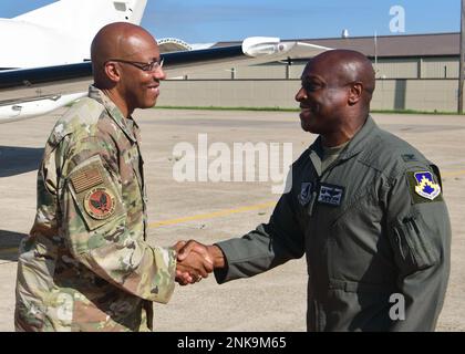 Capo di Stato maggiore dell'aeronautica il generale CQ Brown, Jr. È accolto dal Colonnello Henry “Wolf” Jeffress, 8th Comandante dell'ala combattente alla base aerea di Kunsan, Repubblica di Corea, 12 agosto 2022. Brown servì come comandante della 46th 8th Fighter Wing dal 2007 maggio al 2008 maggio. La sua visita a Kunsan e ad altre basi aeree negli Stati Uniti Indo-Pacific Area of Responsibility gli ha permesso di riconoscere i contributi degli Airmen che prestano servizio nella regione e di rafforzare l'impegno degli Stati Uniti per un Indo-Pacific libero e aperto. Foto Stock