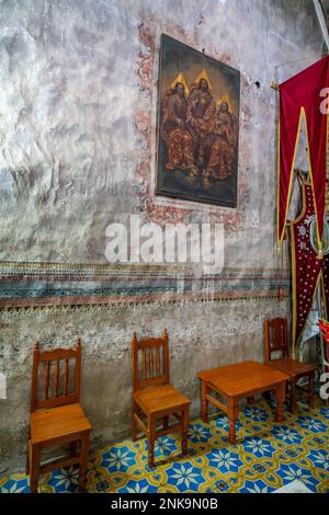 Un antico dipinto della Santissima Trinità nella chiesa coloniale spagnola di San Miguel Arcangelo a San Miguel, Oaxaca, Messico. Foto Stock