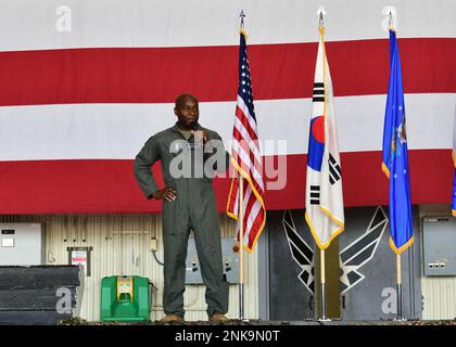 Henry “Wolf” Jeffress, 8th Fighter Wing Commander presenta il Capo di Stato maggiore delle forze aeree, Gen. CQ Brown, Jr. Mentre si prepara ad ospitare una chiamata generale alla base aerea di Kunsan, Repubblica di Corea, 12 agosto 2022. Durante l'appello generale, Brown ha discusso la strategia di difesa nazionale, la dottrina dell'aeronautica e la resilienza di Airman, tra gli altri argomenti. La sua visita a Kunsan e ad altre basi aeree negli Stati Uniti Indo-Pacific Area of Responsibility gli ha permesso di riconoscere i contributi degli Airmen che prestano servizio nella regione e di rafforzare l'impegno degli Stati Uniti per un Indo-Pacific libero e aperto. Foto Stock