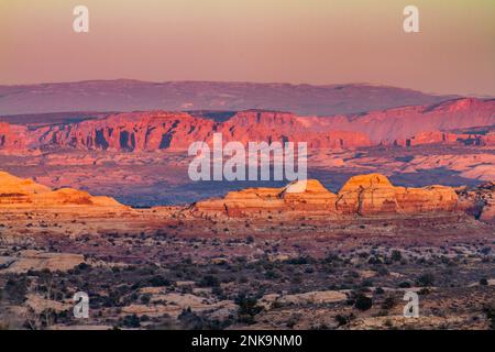 Vista in lontananza della sezione Elephant Butte e Windows nel parco nazionale di Arches dal pascolo di Arth, vicino a Moab, Utah. Foto Stock