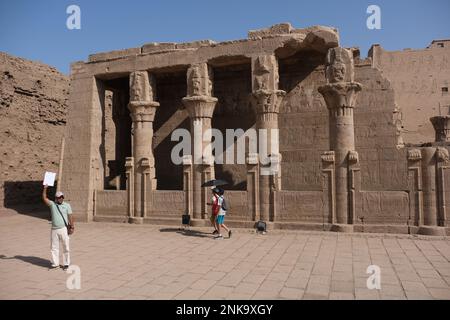 Guida turistica che chiama il gruppo al Tempio di Horus e Hathor a Edfu in Egitto Foto Stock