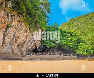 Spiaggia di Phra Nang con il ristorante Grotto tra le scogliere con vista sul mare in spiaggia di Railay, provincia di Krabi, Thailandia Foto Stock