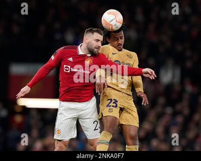 Manchester, Inghilterra, 23rd febbraio 2023. Luke Shaw del Manchester United sfida Jules Kounde di Barcellona durante la partita della UEFA Europa League a Old Trafford, Manchester. Il credito di immagine dovrebbe essere: Andrew Yates / Sportimage Foto Stock