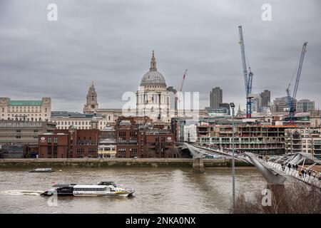 La cattedrale di St Paul domel, il Tamigi e il Millennium Bridge sono visti da South Bank in una giornata nuvolosa a Londra, Inghilterra Foto Stock
