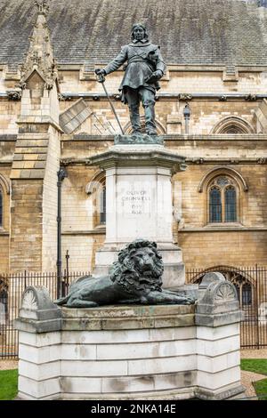 Statua di Oliver Cromwell, progettata da Hamo Thornycroft e eretta nel 1899, a Westminster, Londra, Inghilterra Foto Stock