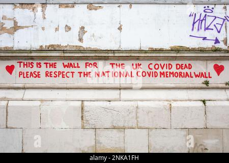 National Covid Memorial Wall per commemorare le vittime della pandemia COVID-19 nella South Bank di Londra, Inghilterra Foto Stock