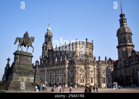 DRESDA, GERMANIA - 24 MARZO 2022: Monumento a Re Johann, Hausmannsturm e alla Chiesa della Santissima Trinità in piazza Theaterplatz Foto Stock