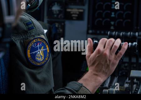 STATI UNITI Christopher Abrahamsen, 535th Airlift Squadron istruttore pilota conduce un controllo di preflight prima di eseguire una dimostrazione di C-17 Globemaster III al Kaneohe Bay Air show alla Joint base Pearl Harbor-Hickam, Hawaii, 12 agosto 2022. Lo spettacolo aereo ha caratterizzato esposizioni statiche, spettacoli aerei e dimostrazioni di aerei per mostrare apprezzamento per il sostegno fornito dalla comunità locale. Foto Stock