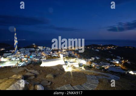 Vista panoramica del pittoresco villaggio illuminato di iOS Greece dopo il tramonto Foto Stock