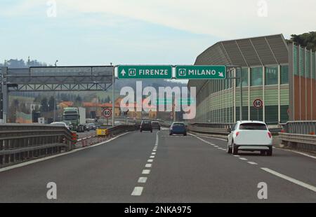 Grande segnaletica stradale italiana all'incrocio con il nome della Città DI MILANO e Firenze nel Centro Italia Foto Stock