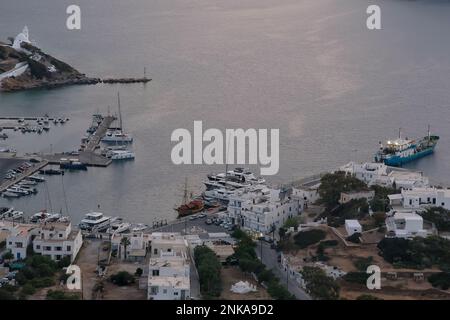 IOS, Grecia - 30 maggio 2021 : Vista panoramica del porto di iOS Grecia, con barche, barche a vela e vari edifici imbiancati Foto Stock