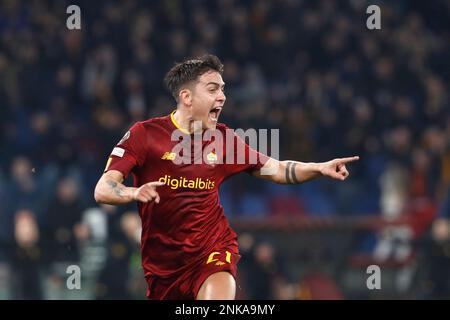 Roma, Italia. 23rd Feb, 2023. Paulo Dybala, di AS Roma, festeggia dopo aver segnato durante la partita di calcio della UEFA Europa League tra Roma e Salisburgo allo stadio olimpico di RomeÕs, il 23 febbraio 2023. Credit: Riccardo De Luca - Update Images/Alamy Live News Foto Stock