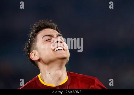 Roma, Italia. 23rd Feb, 2023. Paulo Dybala, di AS Roma, festeggia dopo aver segnato durante la partita di calcio della UEFA Europa League tra Roma e Salisburgo allo stadio olimpico di RomeÕs, il 23 febbraio 2023. Credit: Riccardo De Luca - Update Images/Alamy Live News Foto Stock