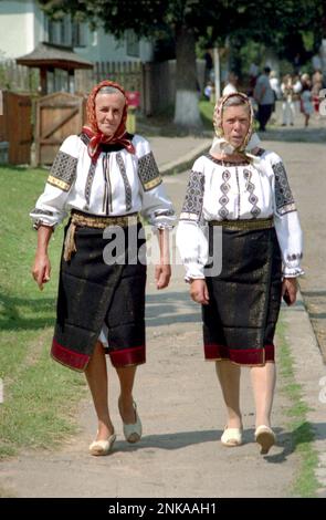 Suceava County, Romania, 2002. Le donne locali in strada indossano i loro costumi tradizionali. Foto Stock