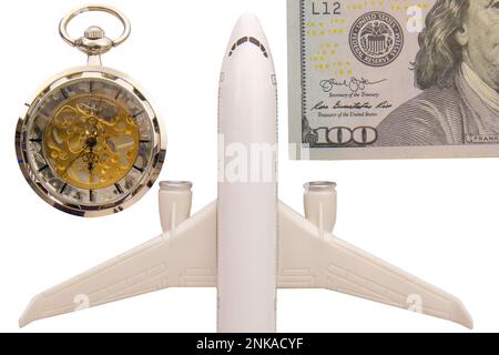Primo piano di orologio tascabile, aereo, centesimi di dollaro, viaggio richiede tempo e denaro, clipping percorsi Foto Stock