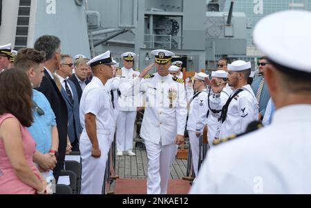 Il capitano David L. Aamodt, USN, capo di stato maggiore del Navy Warfare Development Command, è stato inanellato a bordo durante una cerimonia di ritiro per il capitano Zoah Scheneman. La cerimonia si è tenuta sul fantasma della nave da guerra dismessa di classe Iowa, USS Wisconsin (BB 64) e ospitata dal museo navale di Hampton Roads. Il capitano Scheneman ha servito a bordo della nave da guerra dal 1988 al 1991 durante la riattivazione del Wisconsin e il suo successivo spiegamento per sostenere, rispettivamente, le operazioni Desert Shield e Desert Storm. Foto Stock