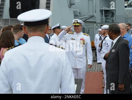 L'ammiraglio posteriore Brendan McLane, comandante, Naval Surface Force Atlantic, è scampato a bordo durante una cerimonia di ritiro per il capitano Zoah Scheneman. La cerimonia si è tenuta sul fantasma della nave da guerra dismessa di classe Iowa, USS Wisconsin (BB 64) e ospitata dal museo navale di Hampton Roads. Il capitano Scheneman ha servito a bordo della nave da guerra dal 1988 al 1991 durante la riattivazione del Wisconsin e il suo successivo spiegamento per sostenere, rispettivamente, le operazioni Desert Shield e Desert Storm. Foto Stock