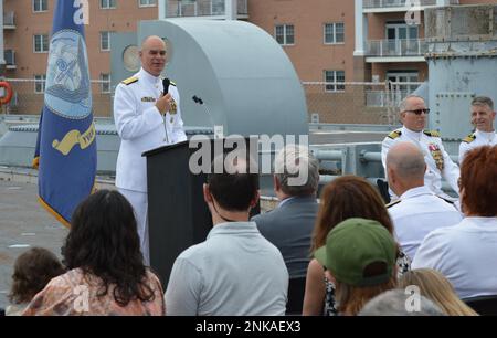 L'ammiraglio posteriore Brendan McLane, comandante, Naval Surface Force Atlantic fornisce alcune osservazioni durante una cerimonia di ritiro per il capitano Zoah Scheneman. La cerimonia si è tenuta sul fantasma della nave da guerra dismessa di classe Iowa, USS Wisconsin (BB 64) e ospitata dal museo navale di Hampton Roads. Il capitano Scheneman ha servito a bordo della nave da guerra dal 1988 al 1991 durante la riattivazione del Wisconsin e il suo successivo spiegamento per sostenere, rispettivamente, le operazioni Desert Shield e Desert Storm. Foto Stock