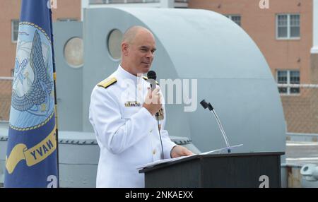 L'ammiraglio posteriore Brendan McLane, comandante, Naval Surface Force Atlantic fornisce alcune osservazioni durante una cerimonia di ritiro per il capitano Zoah Scheneman. La cerimonia si è tenuta sul fantasma della nave da guerra dismessa di classe Iowa, USS Wisconsin (BB 64) e ospitata dal museo navale di Hampton Roads. Il capitano Scheneman ha servito a bordo della nave da guerra dal 1988 al 1991 durante la riattivazione del Wisconsin e il suo successivo spiegamento per sostenere, rispettivamente, le operazioni Desert Shield e Desert Storm. Foto Stock