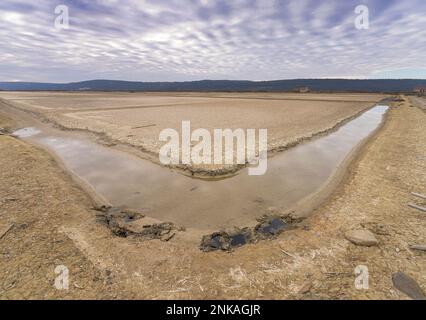 Vista panoramica invernale delle piscine marine nella Salina di Secovlje, Slovenia Foto Stock