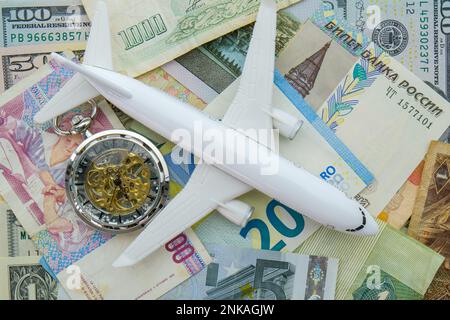 Orologio tascabile, aereo seduto su accordo di valute internazionali compreso l'euro, rublo USD Foto Stock