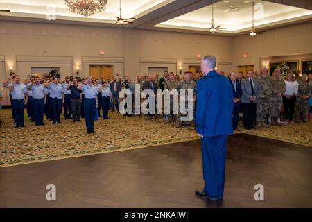 STATI UNITI Kelly Sams, Center, Vice Commander, Air Force Installation and Mission Support Center, Air Force Materiel Command, Joint base San Antonio-Lackland, Texas, E l’odierno comandante delle truppe rende un saluto finale all’USAF Major Gen. John Wilcox, comandante uscente, AFIMSC, durante la cerimonia del cambio di comando, 12 agosto 2022, Joint base San Antonio-Lackland, Texas. Gen. John Wilcox, cede il comando dell'AFIMSC all'USAF Gen. John Allen. Foto Stock