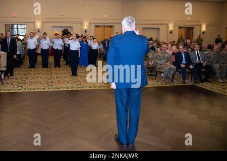 STATI UNITI Kelly Sams, Center, Vice Commander, Air Force Installation and Mission Support Center, Air Force Materiel Command, Joint base San Antonio-Lackland, Texas, E l'odierno comandante delle truppe, rende un primo saluto all'USAF Major Gen. John Allen, comandante, AFIMSC, durante la cerimonia del cambio di comando, 12 agosto 2022, Joint base San Antonio-Lackland, Texas. Gen. John Wilcox, cede il comando dell'AFIMSC all'USAF Gen. John Allen. Foto Stock