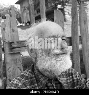 Ritratto dell'anziano nella Contea di Suceava, Repubblica socialista di Romania, circa 1980. Foto Stock