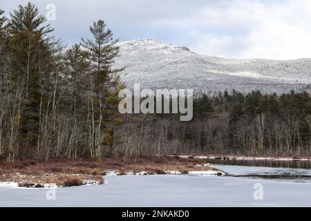 IL MONTE Monadnock sostiene di essere la montagna più scalata del mondo. Situato nel New Hampshire sud-occidentale ottiene un sacco di escursionisti e arrampicatori tutti i 4 mari Foto Stock