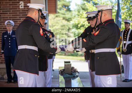 Marines dalla Barracks Marina di Washington, piega una bandiera americana in onore della medaglia d'onore PFC. Robert E. Simanek (ritirato), al cimitero nazionale dei grandi Laghi, Holly, Michigan 21 agosto 2022. Simanek si arruolò nel corpo dei Marine nel 1951 e fu dispiegato in Corea nel 1952. All'età di 22 anni saltò su una granata dal vivo per salvare i suoi compagni Marines e visse per raccontare la storia. Nell'ottobre del 1953 Simanek ha ricevuto la medaglia d'onore dal presidente Dwight D Eisenhower. Foto Stock