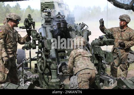 Da sinistra, U.S. Esercito Sgt. Preston Hinger, Stati Uniti Esercito SPC. Tyler Azer e Stati Uniti Mikael Floresmaldanado, membri dell'equipaggio di cannone assegnati a Charlie Battery, 1st battaglione, 134th reggimento di artiglieria di campo, chiariscono e preparano un Howitzer M777 al fine di sparare un altro round durante l'esercizio annuale di addestramento Northern Strike a Camp Grayling, Michigan, 14 agosto 2022. C Co si è Unito ad oltre 2.000 altri soldati della Guardia Nazionale dell'Ohio e del Michigan e alle truppe del Regno Unito, della Lettonia e dell'Ungheria per condurre l'esercizio di formazione, costruendo e mantenendo la coesione operativa tra gli Stati Uniti e i suoi alleati Foto Stock