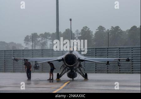 STATI UNITI I capi dell'equipaggio dell'Aeronautica militare assegnati allo Squadrone di manutenzione degli aeromobili 187th si preparano a lanciare un Falcon combattente F-16 alla base dell'Aeronautica militare di Eglin, Florida, 12 agosto 2022. L'aereo ha volato una squadra di addestramento per sostenere il capstone del corso di addestramento di base del 43d Fighter Squadron che verifica le abilità che i piloti degli studenti F-22 hanno imparato in un ambiente di combattimento simulato. Foto Stock