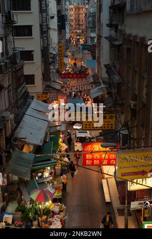Graham Street Market di Hong Kong (in Gage Street) visto dall'alto in serata. Foto Stock