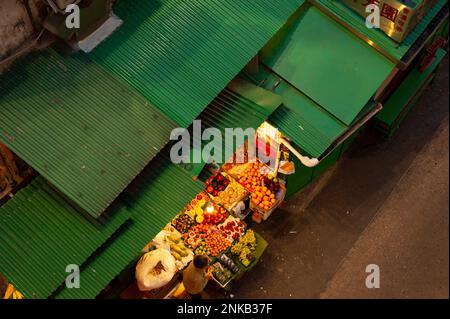 Graham Street Market di Hong Kong (in Gage Street) visto dall'alto in serata. Foto Stock